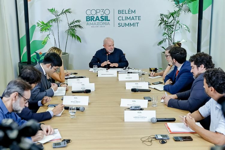 Lula fala a jornalistas estrangeiros